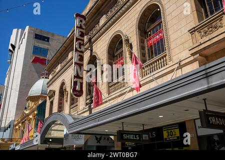 Regent Arcade Einkaufspassage im Stadtzentrum von Adelaide, South Australia, Außenansicht mit Straßenschildern auf der Rundle Mall, 2024 Stockfoto