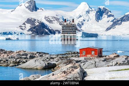 Petermann Island, Antarktis - 16. Januar 2024: Kreuzfahrtschiff Seabourn Pursuit in der Bucht von Petermann Island, Antarktis. Stockfoto