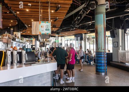 Glenelg, Public House Pub Coastal Vorort von Adelaide in South Australia, mit einem heißen Märztag im Jahr 2024 und blauem Himmel, Australien Stockfoto