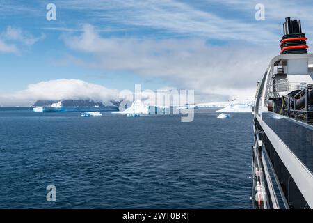 Antarktischer Ozean, Antarktis - 10. Januar 2024: Kreuzfahrtschiff Seabourn Pursuit Segeln in der Antarktis. Stockfoto