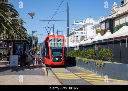 Glenelg, Stadtbahn, Küstenvorort von Adelaide in South Australia, mit einem heißen Märztag im Jahr 2024 und blauem Himmel, Australien Stockfoto