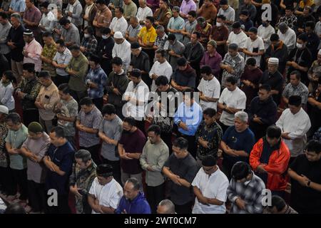 Bandung, West-Java, Indonesien. März 2024. Indonesische Muslime verrichten das erste Freitagsgebet während des Heiligen Monats Ramadan 1445 Hidschriah in Bandung. (Kreditbild: © Dimas Rachmatsyah/ZUMA Press Wire) NUR REDAKTIONELLE VERWENDUNG! Nicht für kommerzielle ZWECKE! Stockfoto