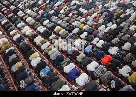 Bandung, West-Java, Indonesien. März 2024. Indonesische Muslime verrichten das erste Freitagsgebet während des Heiligen Monats Ramadan 1445 Hidschriah in Bandung. (Kreditbild: © Dimas Rachmatsyah/ZUMA Press Wire) NUR REDAKTIONELLE VERWENDUNG! Nicht für kommerzielle ZWECKE! Stockfoto