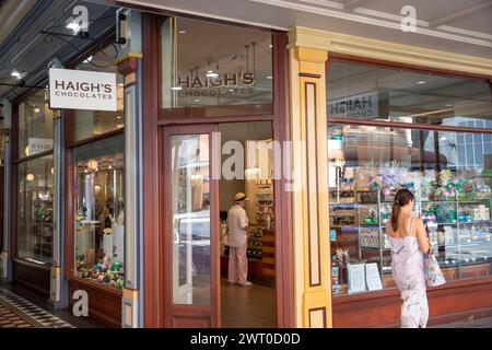 Adelaide Arcade, historische Einkaufspassage und Haigh's Chocolate Shop, Adelaide City Centre, South Australia, März 2024 Stockfoto