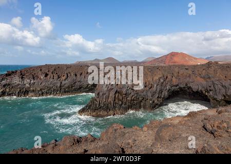 Felsige Küste von Los Hervideros, vulkanische Landschaft, Timanfaya-Nationalpark, Lanzarote, Kanarische Inseln, Spanien Stockfoto