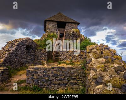 Salgotarjan, Ungarn - Burg Salgo vara in Nograd mit dunklen Sturmwolken über dem Sonnenuntergang Stockfoto