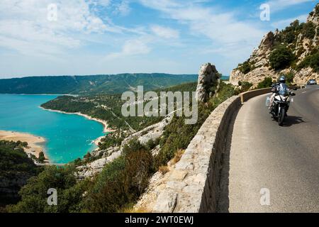 Panoramastraße, Lac de Sainte-Croix, Verdon-Schlucht, Verdon-Schlucht, regionaler Naturpark Verdon, Provence, Provence-Alpes-Cote-d'Azur, südlich von Stockfoto