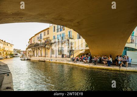 Restaurant unter einer Brücke, Port Grimaud, Bay of St. Tropez, Departement Var, Cote d'Azur, Provence-Alpes-Cote d'Azur, Südfrankreich, Frankreich Stockfoto