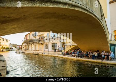 Restaurant unter einer Brücke, Port Grimaud, Bay of St. Tropez, Departement Var, Cote d'Azur, Provence-Alpes-Cote d'Azur, Südfrankreich, Frankreich Stockfoto