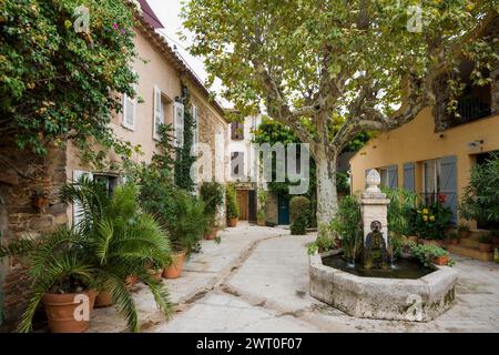 Kleiner Dorfplatz, Grimaud, Departement Var, Provence-Alpes-Cote d'Azur, Südfrankreich, Frankreich Stockfoto