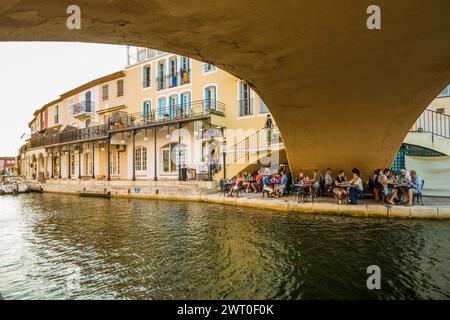 Restaurant unter einer Brücke, Port Grimaud, Bay of St. Tropez, Departement Var, Cote d'Azur, Provence-Alpes-Cote d'Azur, Südfrankreich, Frankreich Stockfoto