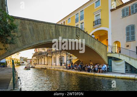 Restaurant unter einer Brücke, Port Grimaud, Bay of St. Tropez, Departement Var, Cote d'Azur, Provence-Alpes-Cote d'Azur, Südfrankreich, Frankreich Stockfoto