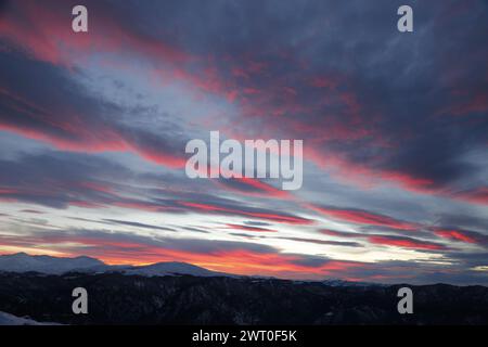 Ein bewölkter Himmel bei Sonnenuntergang über der Bergkette Stockfoto