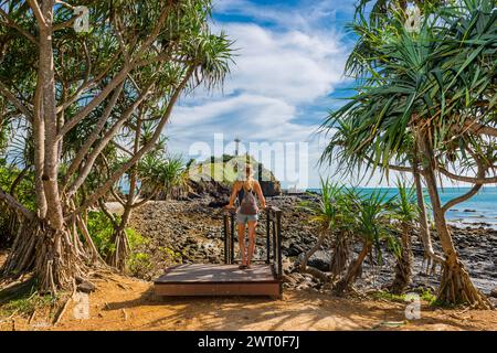 Tourist im Mu Ko Lanta Nationalpark mit Blick auf den Leuchtturm im Süden der Insel, Reise, Urlaub, Tourismus, Trekking, im Freien, aktiv Stockfoto