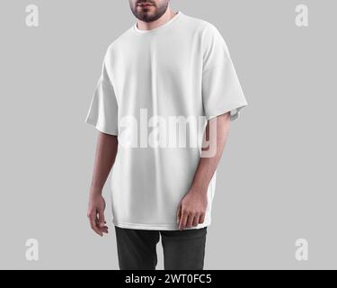 Übergroßes weißes T-Shirt Modell auf bärtigen Mann, Mode Streetwear für Design, Druck, Muster, Branding, Vorderansicht. Strukturierte Freizeitbekleidung, Stockfoto