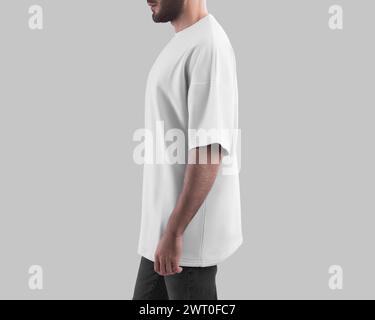 Übergroße weiße T-Shirt-Vorlage auf bärtigen Mann in dunklen Jeans, Seitenansicht, Modehemd, isoliert auf Hintergrund. Stylische Herrenkleidung. Mockup Freizeit A Stockfoto