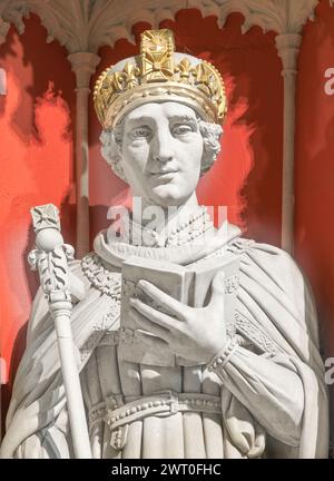 Statue des ermordeten mittelalterlichen englischen Königs Heinrich VI., auf der Leinwand im Münster (Kathedrale) in York, England. Stockfoto