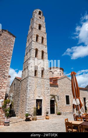 Der historische Steinglockenturm erhebt sich in den blauen Himmel, die Taxiarchis-Kirche, Areopoli, Areopolis, Tsimova, Itylo, Anatoliki Mani, Mani, Laconia Stockfoto
