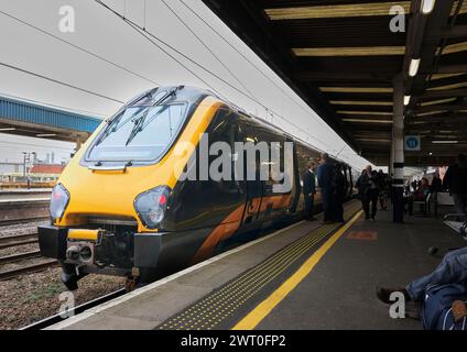 Grand Central (GC) mit dem Arriva-Zug stationiert im Bahnhof Doncaster, England. Stockfoto