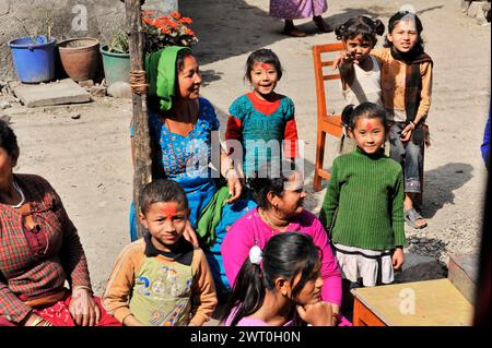 Gruppe von Menschen und Kindern in traditioneller Kleidung in einem Dorf, Bhairahawa, Pokhara, Nepal Stockfoto