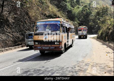 Ein Bus fährt auf einer Straße in ländlicher Umgebung, Passagiere an Bord, Eindrücke von Nepal, Reise vom Pokhara-Tal nach Kathmandu Nepal Stockfoto