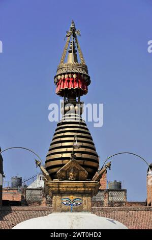 Goldene Spitze einer Stupa vor blauem Himmel in Nepal, Kathmandu Valley, Nepal Stockfoto