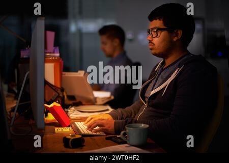 Programmierung, Computer und Nacht mit Programmierer am Schreibtisch für die Entwicklung der Cybersicherheit. Fastfood, Programmierung und Software mit Zuversicht Stockfoto