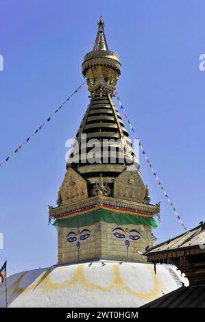 Buddhistische Stupa, Teil eines Tempelkomplexes mit Gebetsfahnen und traditioneller Architektur, Kathmandu-Tal, Kathmandu, Nepal Stockfoto