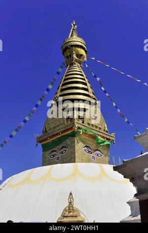 Traditionelle buddhistische Stupa mit vergoldetem Turm vor klarem blauem Himmel mit Gebetsfahnen, Kathmandu-Tal, Kathmandu, Nepal Stockfoto