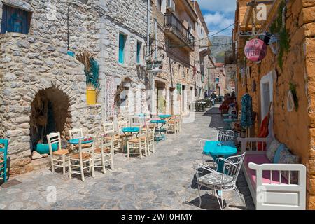 Traumhafte Gasse mit bunten Häusern und einem gemütlichen Bistroviertel, Altstadt, Areopoli, Areopolis, Tsimova, Itylo, Anatoliki Mani, Mani, Laconia, Peloponnes Stockfoto