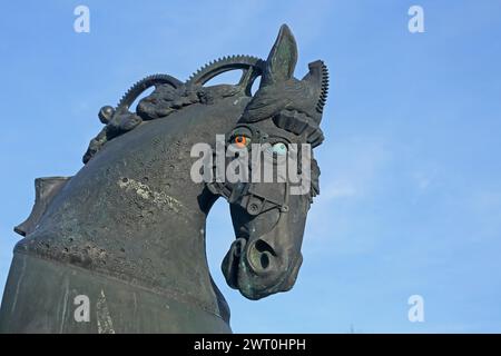 Skulptur Anscavallo von Jürgen Goertz 1993, Pferdefigur, abstrakt, Moderne Kunst, bizarr, skurril, schwarz, Bronze, freistehend, Pferdekopf Stockfoto