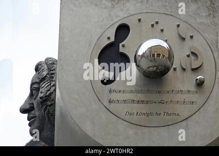 Skulptur Ansbach-SAeULE von Jürgen Goertz 2003, Denkmal für Johann Sebastian Bach und Komposition Musikopfer mit dem königlichen Thema, Dreier Stockfoto