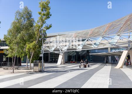 Adelaide International and Inland Airport in South Australia, Passagiere mit Gepäck nähern sich der Eingangstür des Abflugs, Adelaide, Australien, 2024 Stockfoto