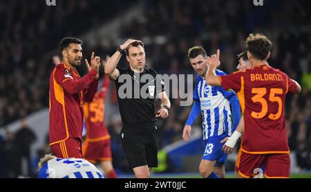 Schiedsrichter Felix Zwayer während des Europa-League-Spiels zwischen Brighton und Hove Albion und AS Roma im American Express Stadium , Brighton , UK - 14. März 2024 nur zur redaktionellen Verwendung. Kein Merchandising. Für Football Images gelten Einschränkungen für FA und Premier League, inc. Keine Internet-/Mobilnutzung ohne FAPL-Lizenz. Weitere Informationen erhalten Sie bei Football Dataco Stockfoto