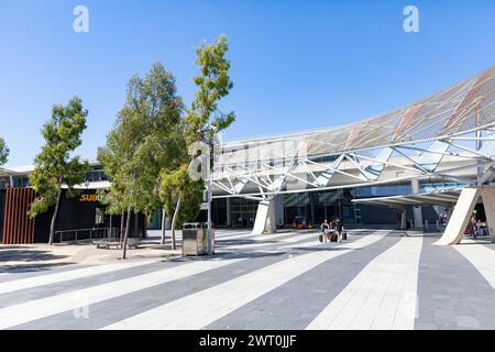 Adelaide International and Inland Airport in South Australia, Passagiere mit Gepäck nähern sich der Eingangstür des Abflugs, Adelaide, Australien, 2024 Stockfoto