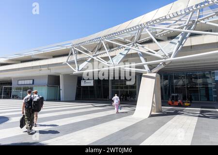 Adelaide International and Inland Airport in South Australia, Passagiere mit Gepäck nähern sich der Eingangstür des Abflugs, Adelaide, Australien, 2024 Stockfoto