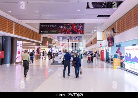 Terminal-Gebäude des Inlandsflughafens von Sydney, Flughafen Kingsford Smith, im Abflugbereich des Terminals mit Qantas-Werbung, Sydney, NSW, Australien Stockfoto