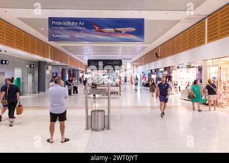 Terminal-Gebäude des Inlandsflughafens von Sydney, Flughafen Kingsford Smith, im Abflugbereich des Terminals mit Qantas-Werbung, Sydney, NSW, Australien Stockfoto