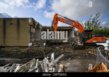 Abbruchstelle (Schutt, schwere Maschinen, Baurückbau, kontrollierter Einsturz, leere Hülle) - Baildon Library, West Yorkshire, England, Großbritannien. Stockfoto