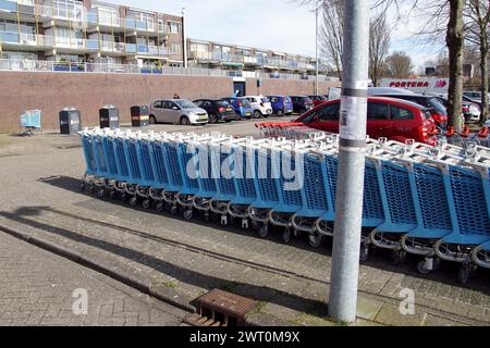 Nahaufnahme einer Reihe blauer Einkaufswagen aus Kunststoff auf der Rückseite eines Einkaufszentrums in der niederländischen Stadt Alkmaar. Appartements, Stockfoto