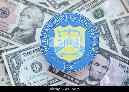 KIEW, UKRAINE - 9. MÄRZ 2024 US das Finanzministerium versieht viele US-Dollar-Scheine Stockfoto