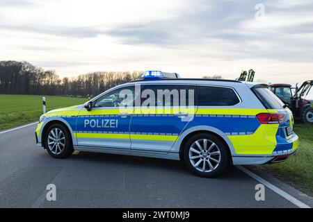 Melle, Deutschland 14. März 2024: Ein Einsatzfahrzeug, Streifenwagen, der Polizei steht mit Blaulicht und Schriftzug als Straßensperre bei einem Unfall, Verkehrsunfall auf einer Landstraße. Landkreis Osnabrück Niedersachsen *** Melle, Deutschland 14. März 2024 ein Einsatzfahrzeug, Streifenwagen, der Polizei steht mit blauen Lichtern und Schriftzeichen als Straßensperre bei einem Unfall, Verkehrsunfall auf einem Landstraßenbezirk Osnabrück Niedersachsen Copyright: XFotostandx/xGelhotx Stockfoto