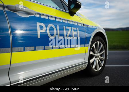 Melle, Deutschland 14. März 2024: Ein Einsatzfahrzeug, Streifenwagen, der Polizei steht mit Schriftzug als Straßensperre bei einem Unfall, Verkehrsunfall auf einer Landstraße. Landkreis Osnabrück Niedersachsen *** Melle, Deutschland 14. März 2024 ein Einsatzfahrzeug, Streifenwagen, der Polizei steht mit Schriftzug als Straßensperre bei einem Unfall, Verkehrsunfall auf einem Landstraßenbezirk Osnabrück Niedersachsen Copyright: XFotostandx/xGelhotx Stockfoto