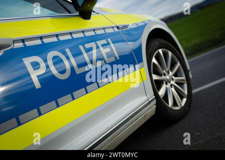 Melle, Deutschland 14. März 2024: Ein Einsatzfahrzeug, Streifenwagen, der Polizei Schriftzug als Straßensperre bei einem Unfall, Verkehrsunfall auf einer Landstraße. Landkreis Osnabrück Niedersachsen *** Melle, Deutschland 14. März 2024 ein Einsatzfahrzeug, Streifenwagen, die Polizeischrift als Straßensperre bei einem Unfall, Verkehrsunfall auf einem Landstraßenbezirk Osnabrück Niedersachsen Copyright: XFotostandx/xGelhotx Stockfoto