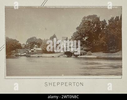 Shepperton. Henry W. Taunt, Fotograf (Britisch, 1842 - 1922) 1897 eines von drei Fotos mit Tippkarten, die eine gedruckte Karte von Shepperton, Sunbury, Walton-on-Thames und der Umgebung entlang der Themse illustrieren. Das Foto zeigt einen Blick auf den Fluss bei Shepperton, mit St. Nicholas Church und zwei überdachte Bootsrutschen am anderen Ufer. (Recto, Halterung) unten in der Mitte, unter dem Bild, in schwarzer Tinte gedruckt: „SHEPPERTON“ Stockfoto