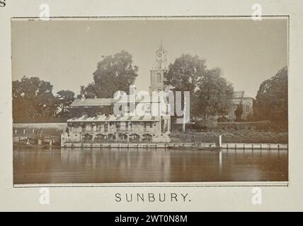 Sunbury. Henry W. Taunt, Fotograf (Britisch, 1842 - 1922) 1897 eines von drei Fotos mit Tippkarten, die eine gedruckte Karte von Shepperton, Sunbury, Walton-on-Thames und der Umgebung entlang der Themse illustrieren. Das Foto zeigt einen Blick auf St. Mary's Church in Sunbury von der anderen Seite des Flusses. (Recto, Mount) unten in der Mitte, unter dem Bild, in schwarzer Tinte gedruckt: „SUNBURY“. Stockfoto