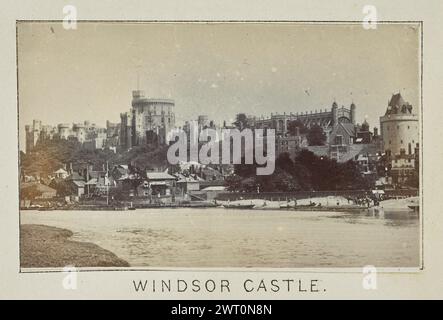 Schloss Windsor. Henry W. Taunt, Fotograf (Britisch, 1842 – 1922) 1897 eines von drei Fotos mit Tippeingabe, die eine gedruckte Karte von Boveney, Clewer und der Umgebung entlang der Themse illustrieren. Das Foto zeigt einen Fernblick von Windsor Castle und der Stadt Windsor von der Brocas-Wiese auf der anderen Seite des Flusses. (Recto, Mount) unten in der Mitte, Bild unten, in schwarzer Tinte gedruckt: 'WINDSOR CASTLE'. Stockfoto