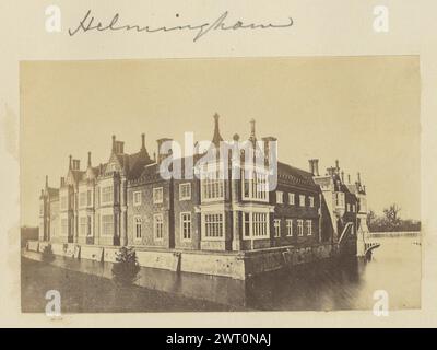 Helmingham. Möglicherweise Frances Elizabeth Jocelyn, Viscountess Jocelyn, Fotograf (Britin, 1820–1880) um 1860–1870 ein schräg anmutender Blick auf die Helmingham Hall, ein englisches Anwesen, umgeben von einem Graben. Ganz rechts ist eine gusseiserne Brücke zu sehen, die das Anwesen mit dem Festland verbindet. (Recto, Mount) oben in der Mitte, über dem Bild, Bleistift: 'Helmingham'; Stockfoto