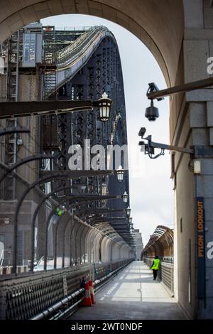 Der Bridge Arch ist in einem Fußgängerweg eingerahmt Stockfoto