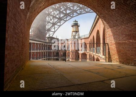 Blick auf Lighthouse Through Arch Under A Bridge Stockfoto